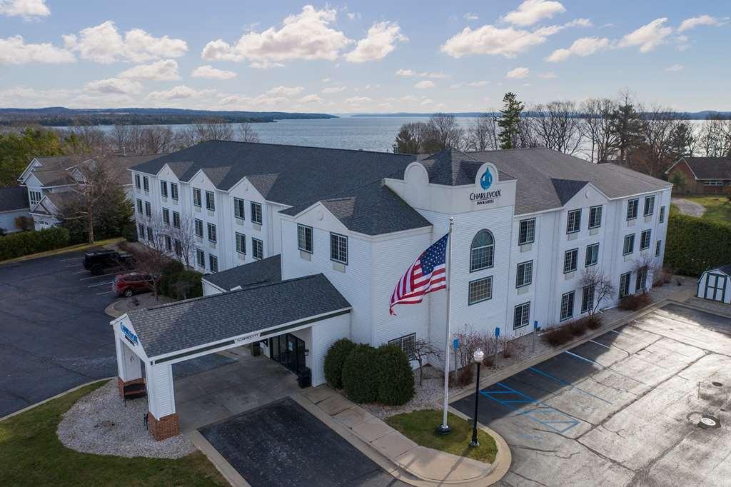 Charlevoix Inn & Suites Surestay Collection By Best Western Esterno foto