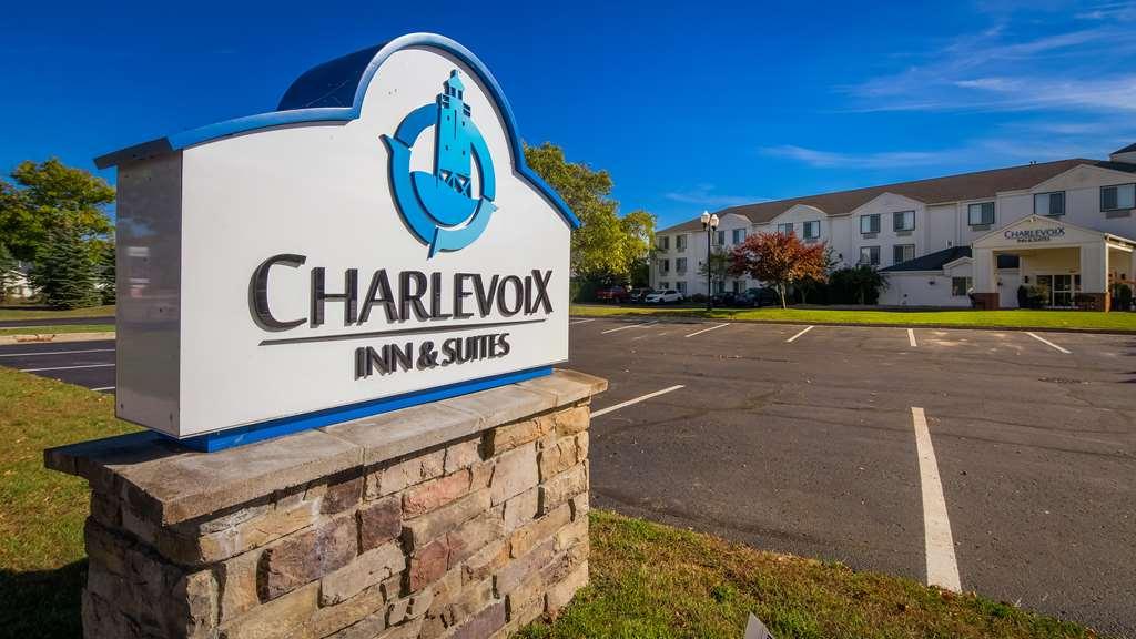 Charlevoix Inn & Suites Surestay Collection By Best Western Esterno foto