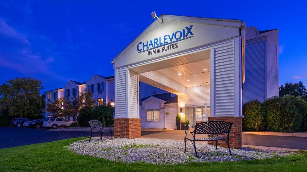 Charlevoix Inn & Suites Surestay Collection By Best Western Esterno foto